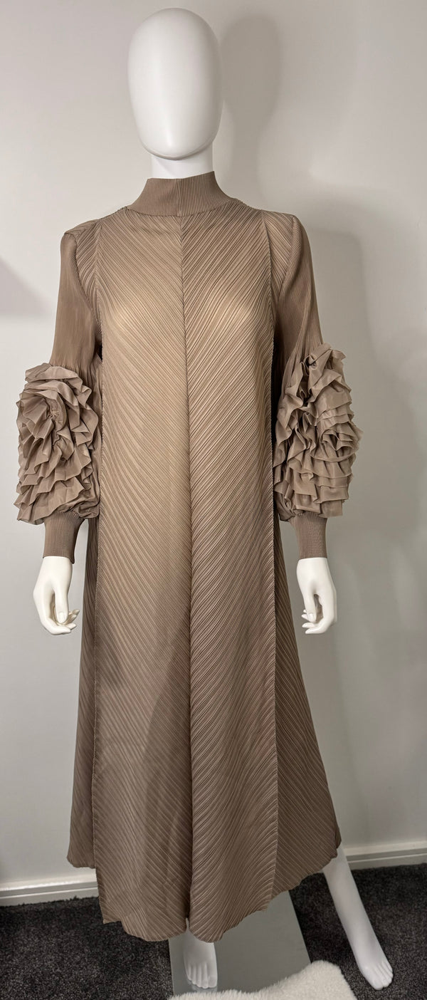 Nude flower sleeves pleated dress