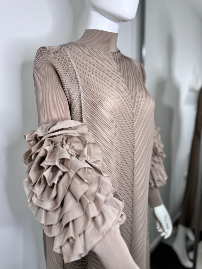Nude flower sleeves pleated dress