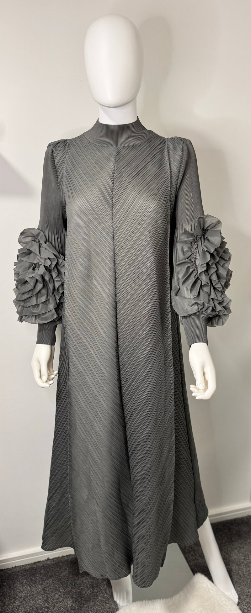 Grey flower sleeves pleated dress