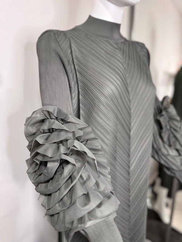 Grey flower sleeves pleated dress