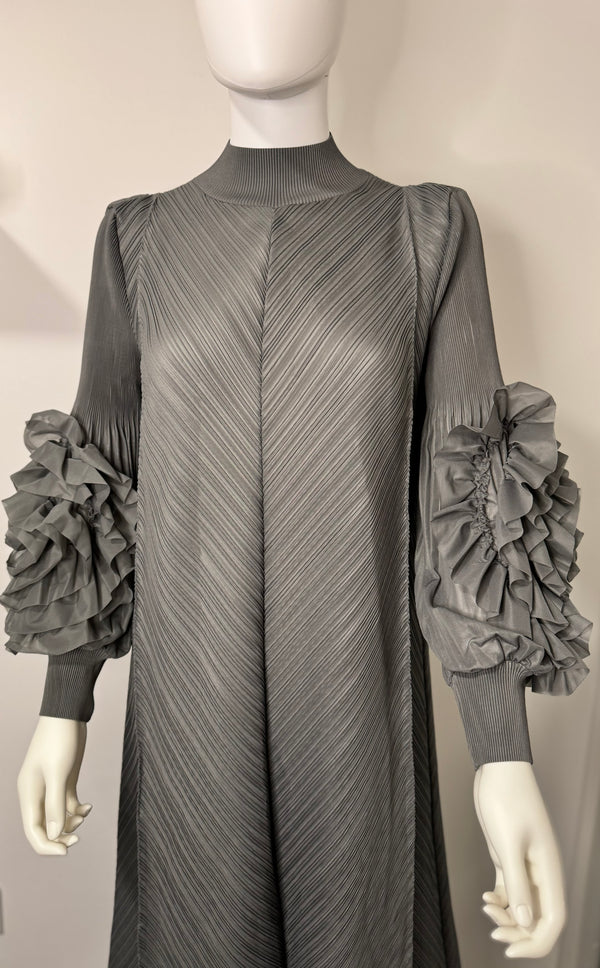 Grey flower sleeves pleated dress