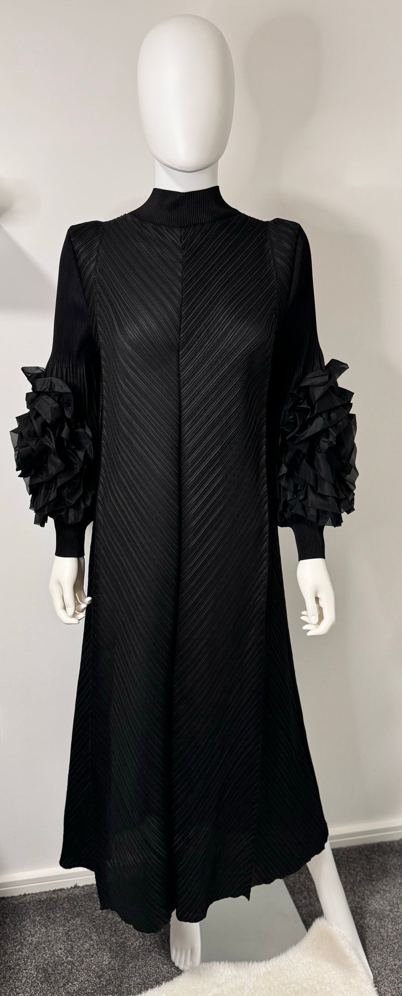 Black flower sleeves pleated dress