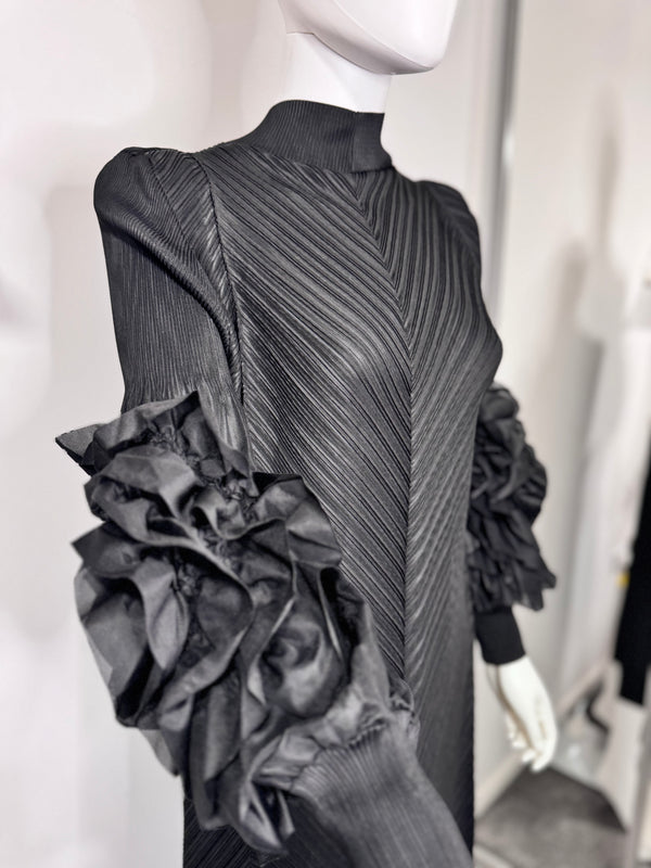 Black flower sleeves pleated dress