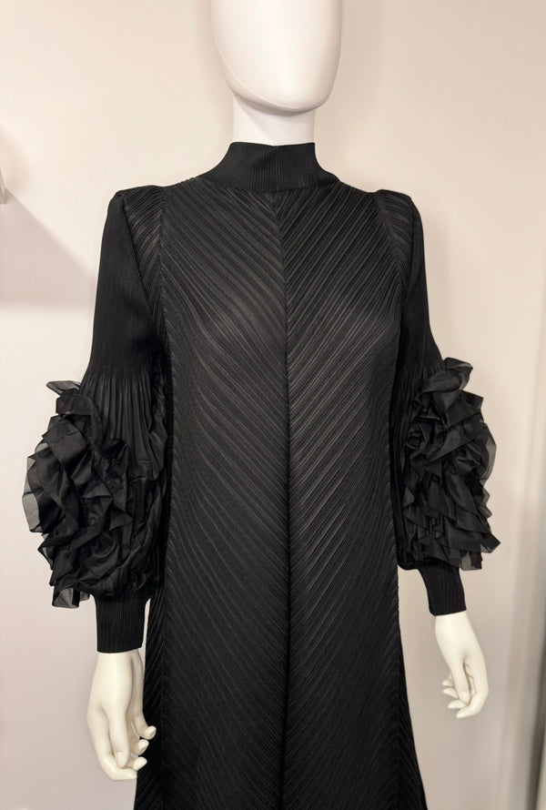 Black flower sleeves pleated dress